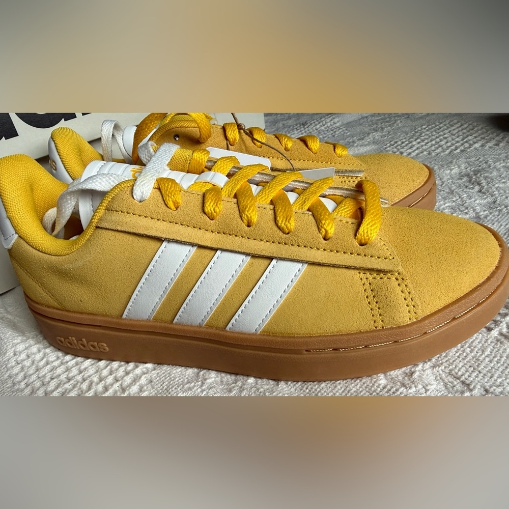 NEW IN BOX Adidas Originals Grand Court Alpha Women’s Yellow/White Stripe Size 7